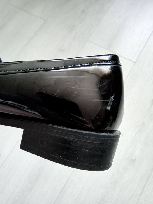 Czarne lakierowane loafersy mokasyny z kokardą