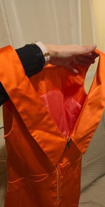 Sukienka w kolorze pomarańczowym.