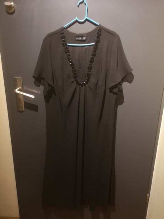 Czarna zwiewna sukienka z halką