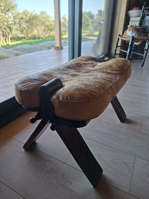 Banco Marroquino - Couro e Madeira Maciça