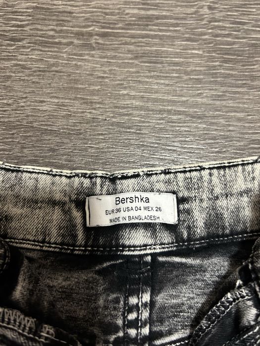Трендова виварена міні-спідниця від Bershka