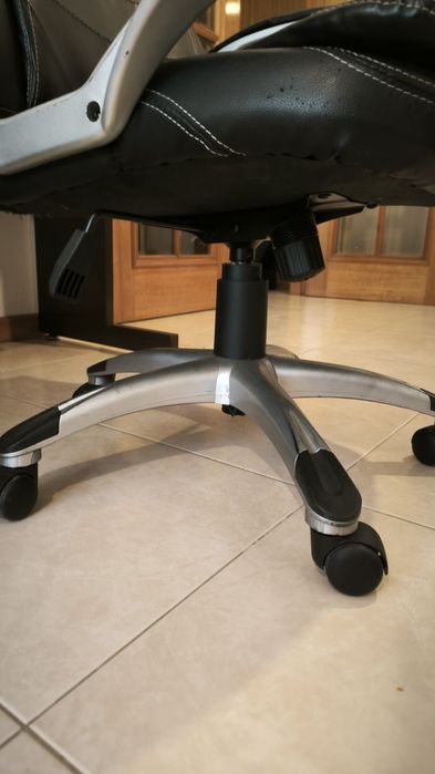 Cadeira de Escritório / Secretária Preta (Para Peças ou Uso Baixo)