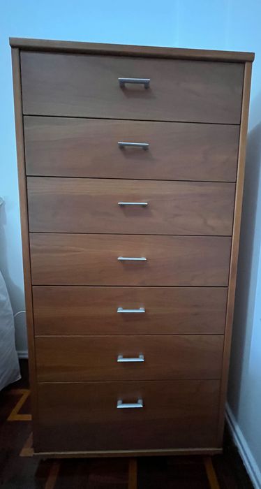 Móvel de quarto com gavetas