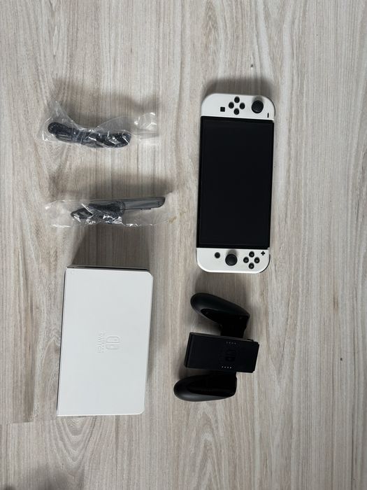 Nintendo switch oled + grip i etui skull&co
