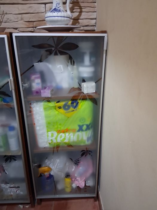 Movel com 3 parteleiras,e porta em vidro