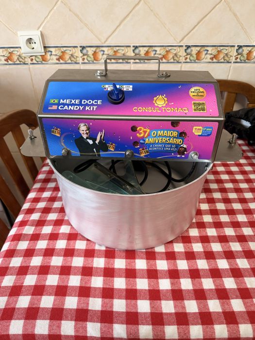 Vendo Máquina de salgados masseira e panela de mexer doces