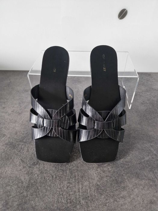 Czarne klapki na ciepłe dni