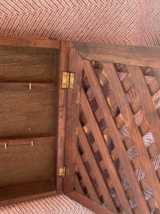 Chaveiro em formato de Caixa de madeira .