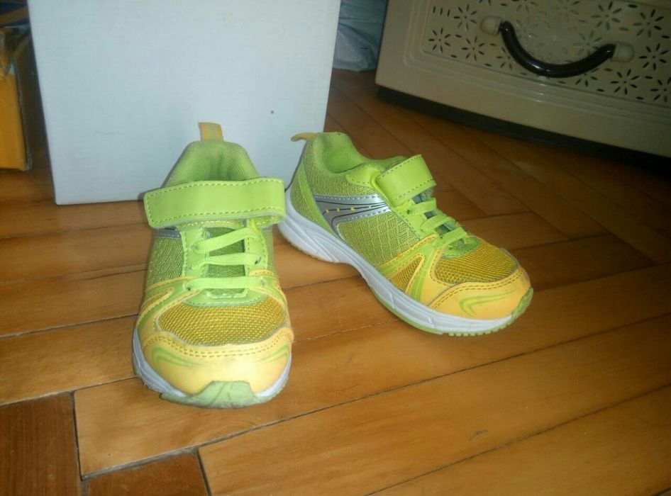 Кросівки дитячі в гарному стані
