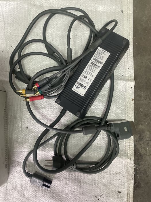 Xbox 360 - com todos os cabos