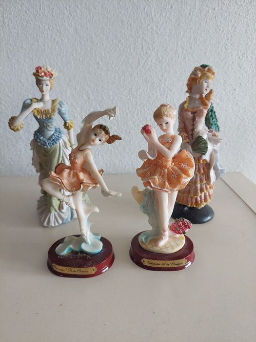 Quatro Bonecas em loiça