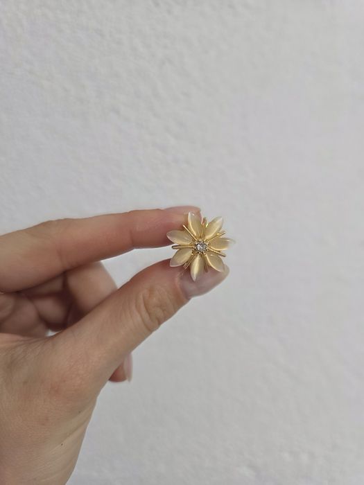 Złota broszka przypinka wpinka pin pins złoty kwiatek aesthetic