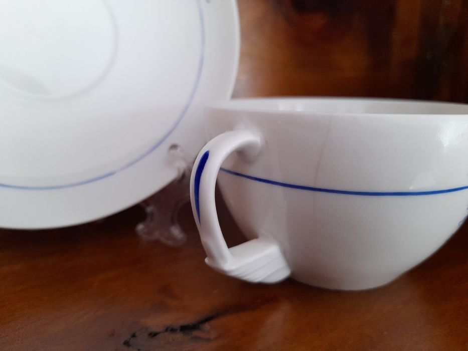 Conjunto chávena e pires da Fábrica de loiça Coimbra