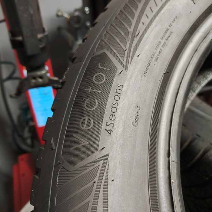215/60/17 XL Sprzedam parę opon całorocznych Goodyear