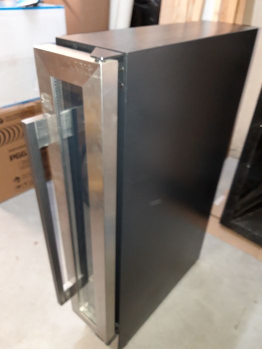 Mała lodówka do wina 15 cm szerokości pod blat winiarka chlodziarka