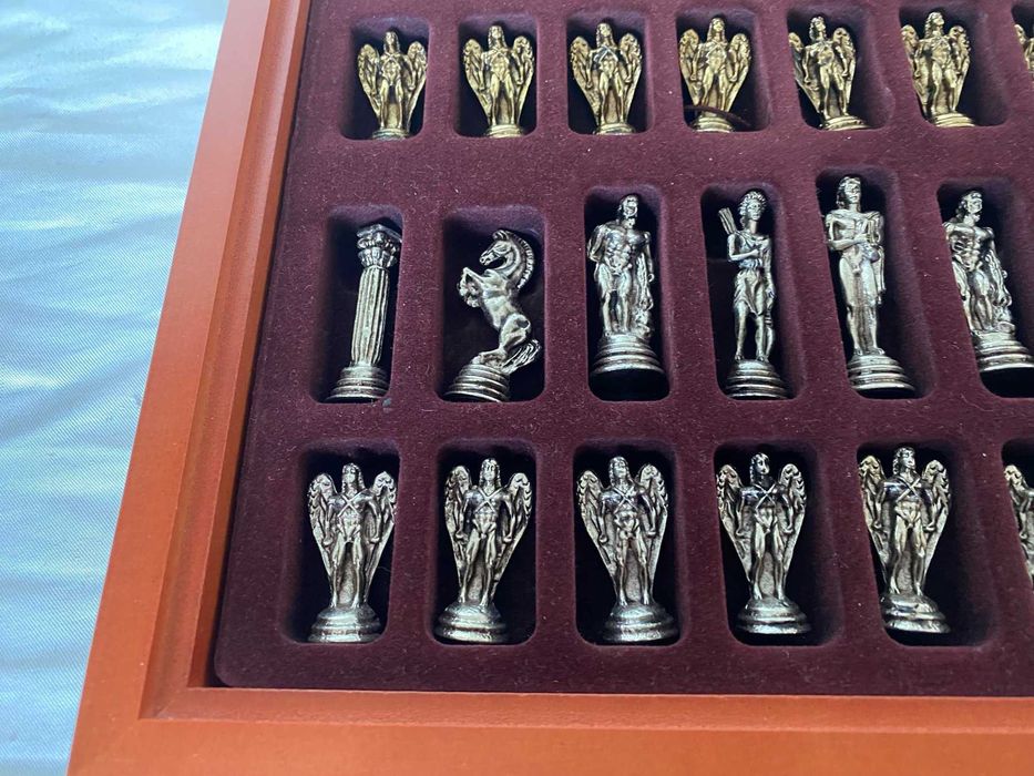 Tabuleiro de xadrez - Jogo vintage de tropas gregas feito em bronze