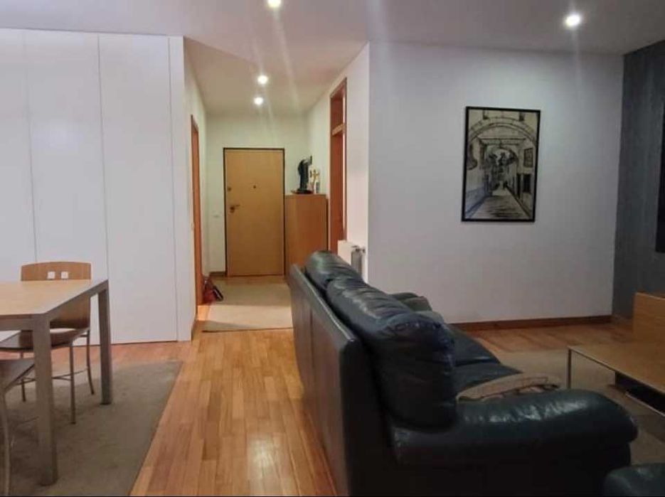 Sapateira em carvalho - linhas modernas