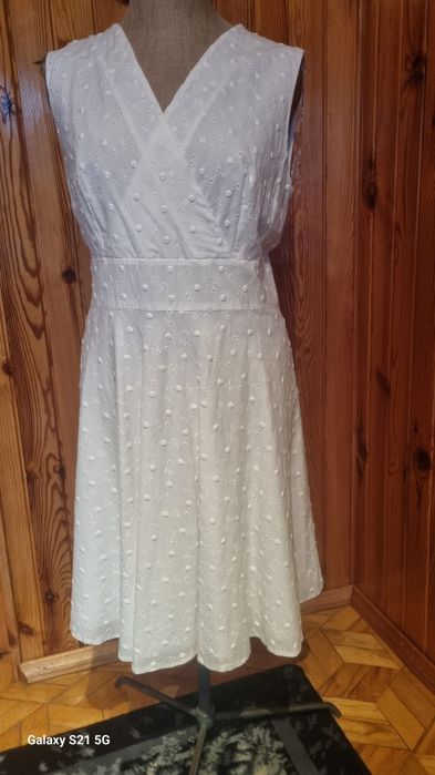 Dante,rozkloszowana sukienka z ażurowym wzorem,roz.48.