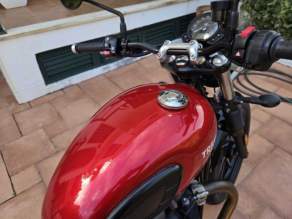 Triumph Bonneville Street Twin 900, em estado irrepreensível