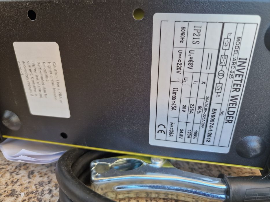 Máquina de soldar inversora portátil MMA/ARC, acompanhada pelo seu kit de acessórios de fábrica.