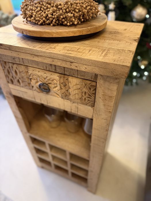 Stojak na wina oraz kieliszki z drewna mango