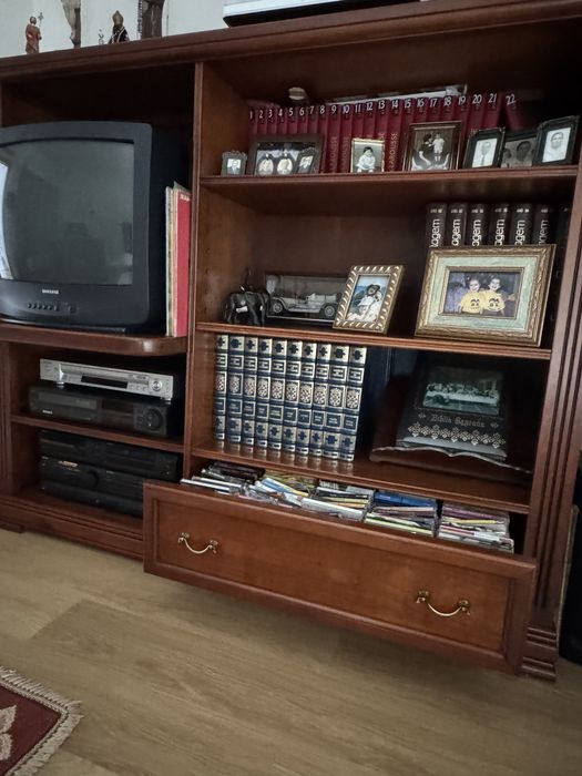 Movel para TV, sistema de som, livros e arquivo de CD