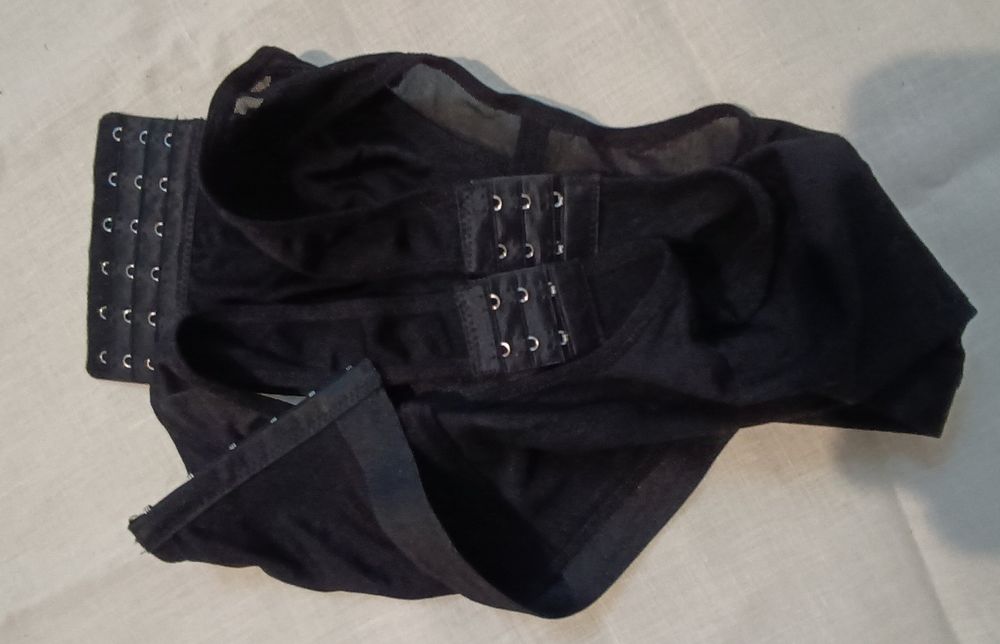 Czarny stanik na haftki