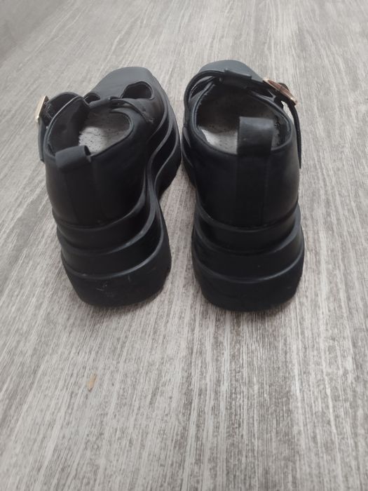 Sprzedam damskie buty rozmiar 40.
