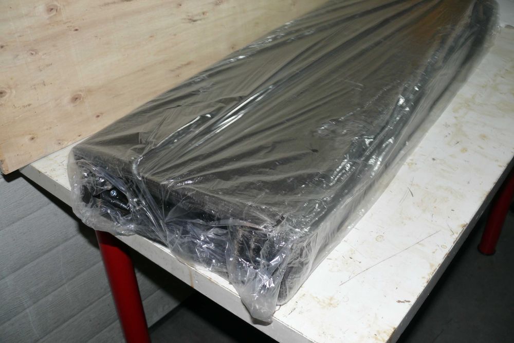 Banco dobrável da marca DIEMPI, na cor preta.