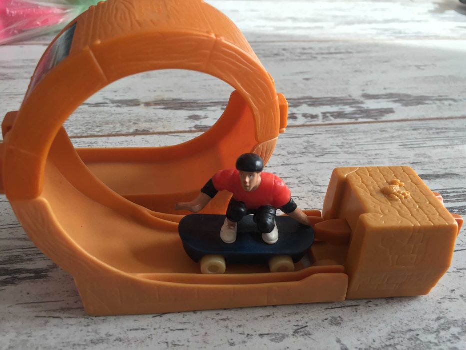 Іграшки з Макдональдс, Nestle та інші