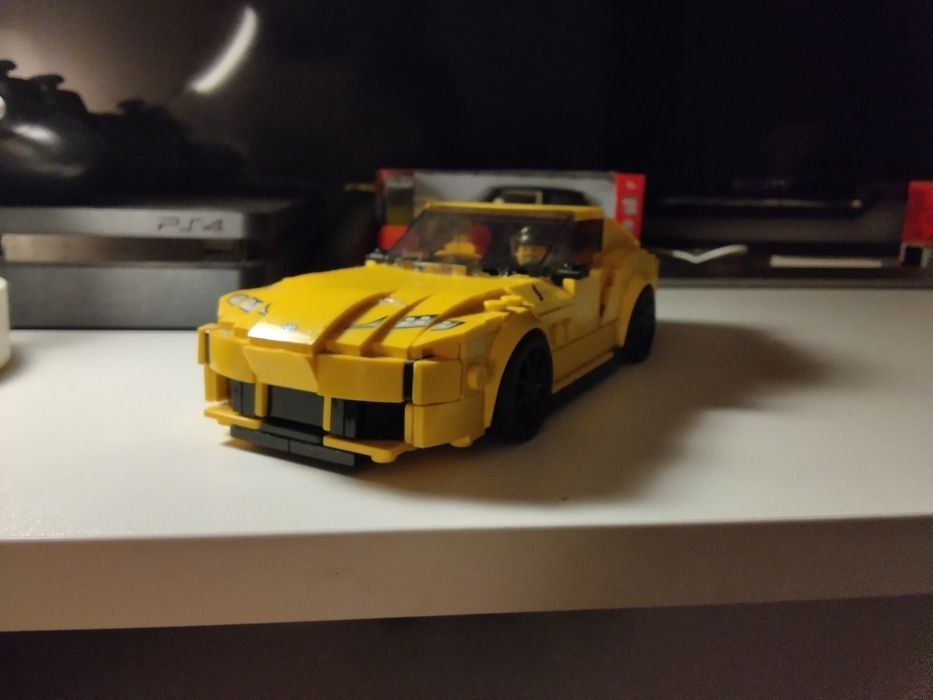 Uma carro de Lego ( Toyota supra mk5)