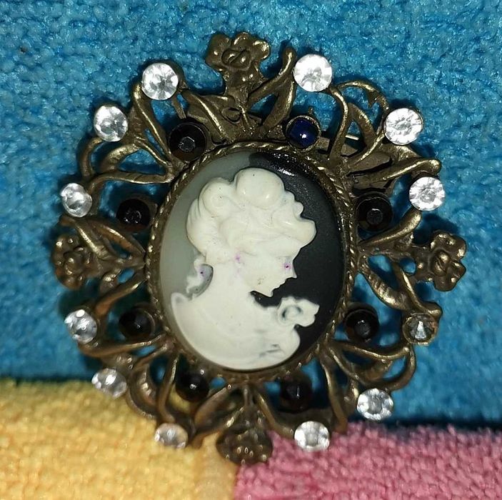 Broche Art Déco antigo em latão com strass e camafeu dos anos 30