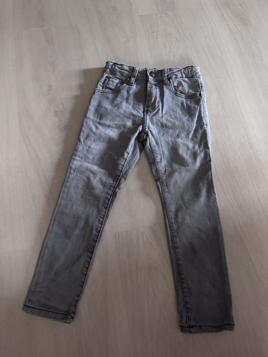 Szare jeansy zara w rozmiarze 110. Stan bdb