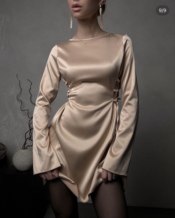 Сукня в золотому кольорі з сатину.