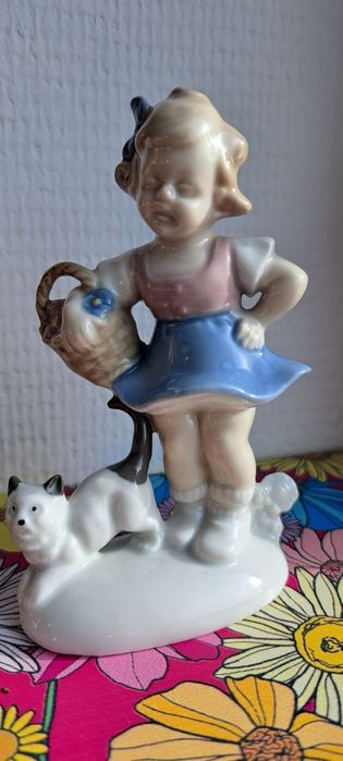 Porcelanowa figurka dziewczyna z kotem sygnowana