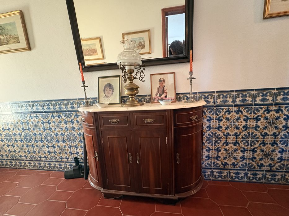 Móvel elegante com tampo de pedra