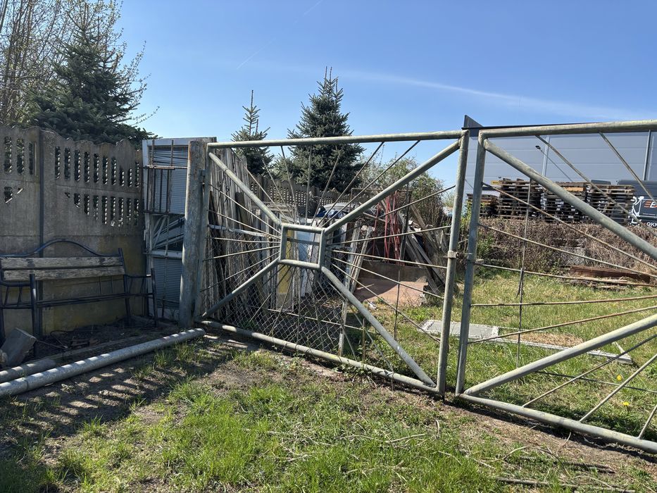 Duza solidna brama z słupkami