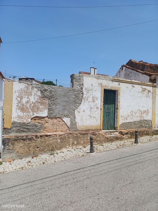 Moradia para remodelação em local soalheiro