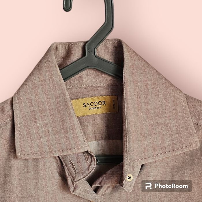 Camisa castanha com pormenor punho