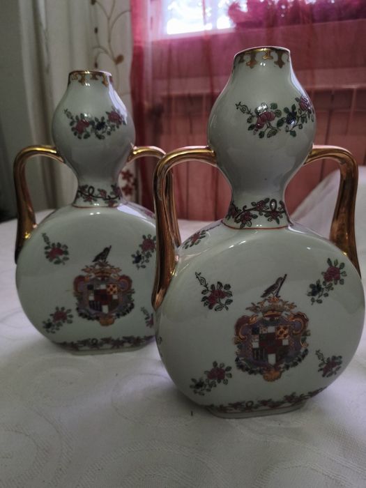 Garrafas decorativas em cerâmica com brasão e dourados  séc. XVIII