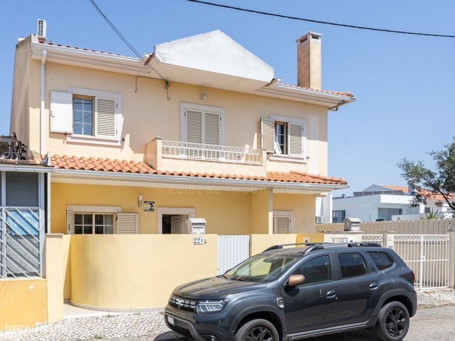 Moradia Geminada T2 + Aproveitamento Sotão | Excelente Espaço Exter...