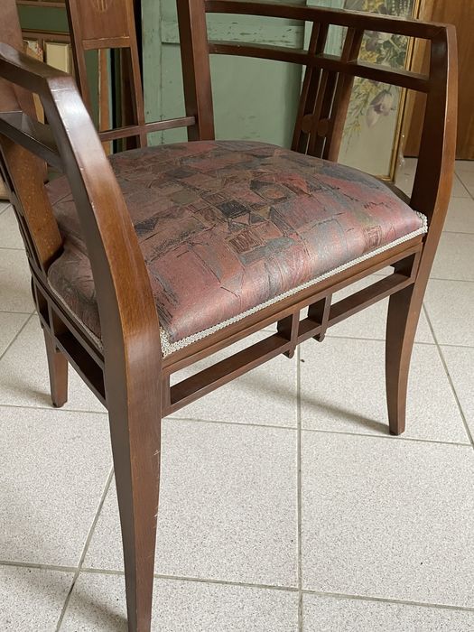 Cadeirão clássico madeira com almofada