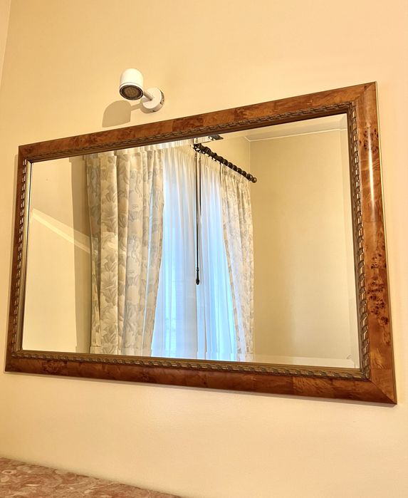 Espelho antigo com moldura de madeira