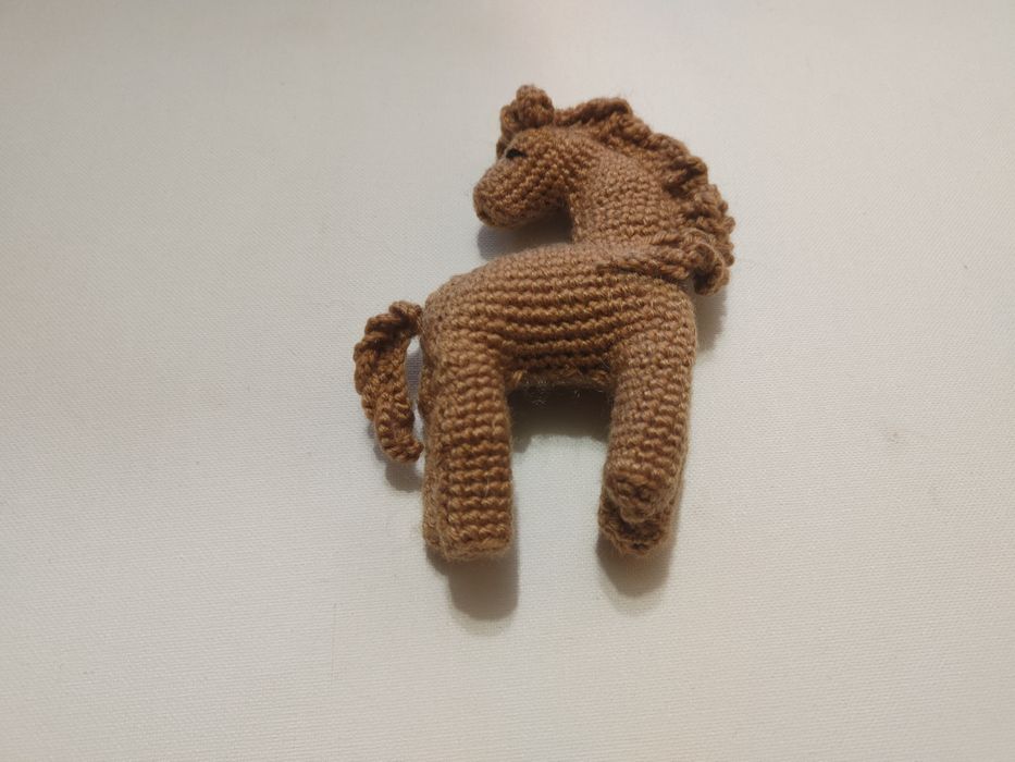 Вязаная игрушка лошадка