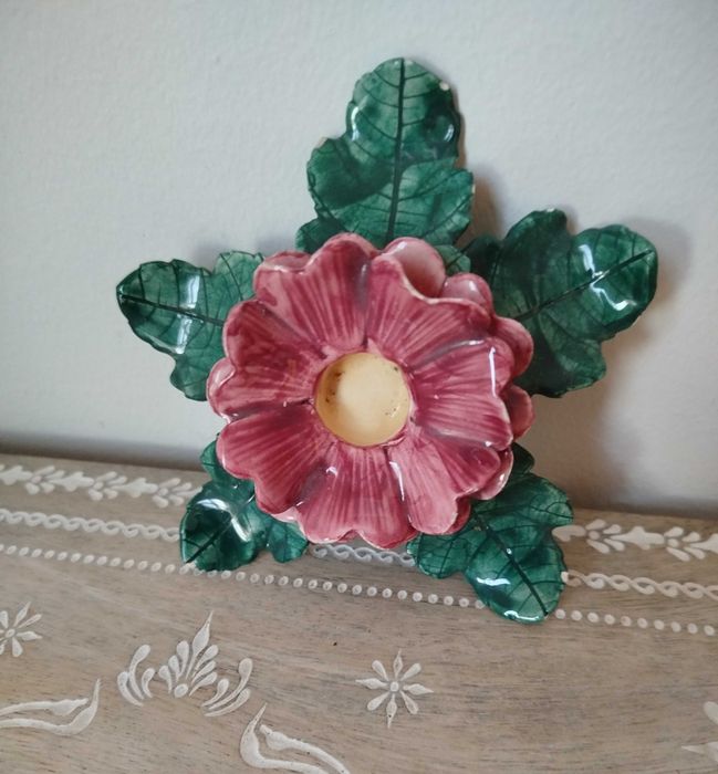 Linda Peça Decorativa em faiança vidrada