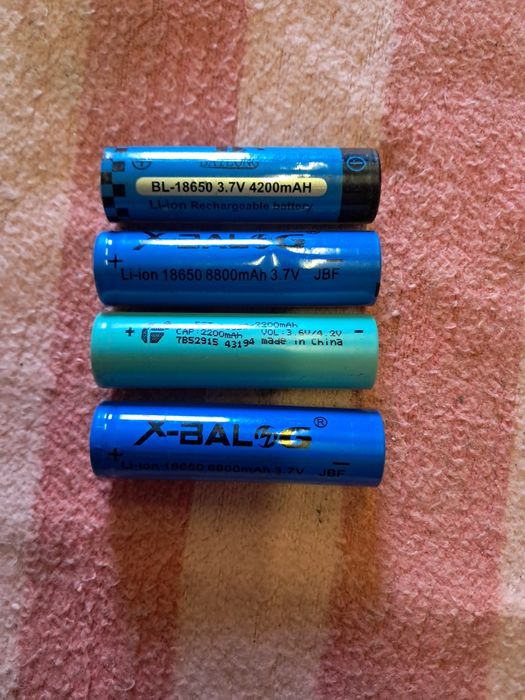 Батарейки номінальною напругою: 3.7V (у повністю зарядженому стані — 4.2V).