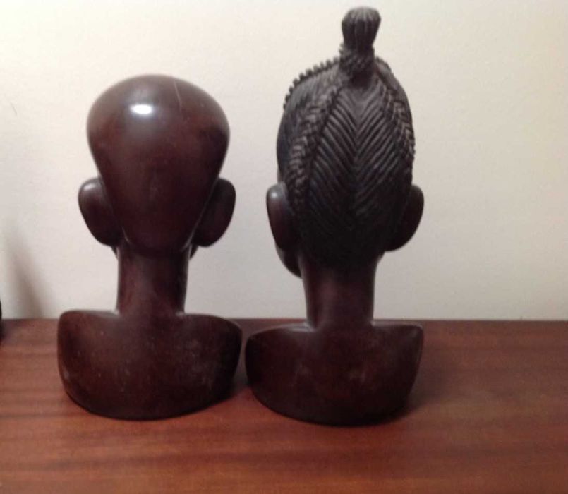 Par de estatuetas em madeira africana, pesadas