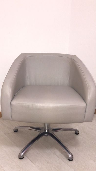 Cadeirao cinza Bom estado