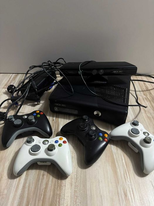 Konsola Xbox 360 wraz z kamerą kinekt, 4 padami i zestawem gier