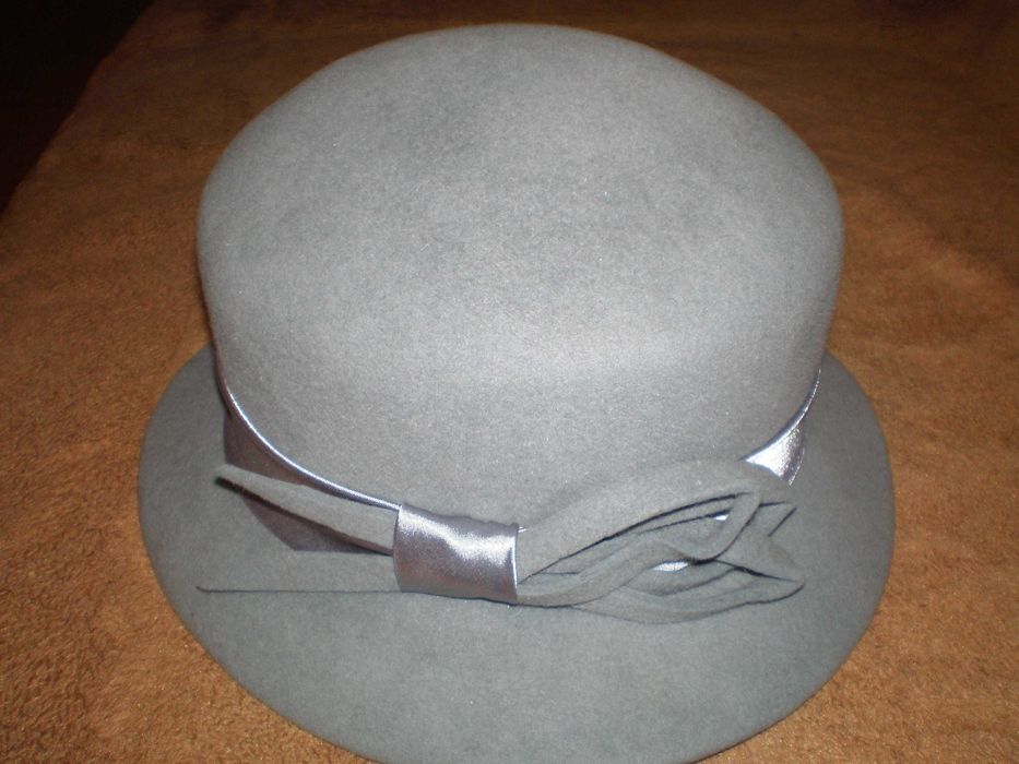 Sprzedam kapelusz damski filcowy w kolorze popielatym, używany.